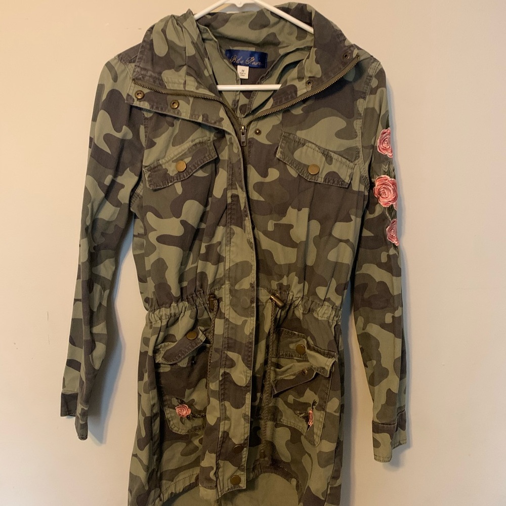 Camouflage fall jacket with pink rose embroidery